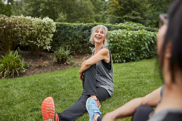 Cerrar feliz mujeres mayores al aire libre