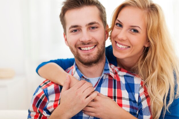 Cerrar feliz pareja abrazada