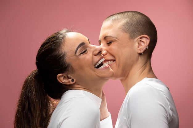 Foto gratuita cerrar feliz pareja de lesbianas