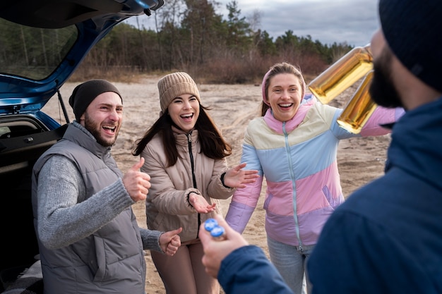 Foto gratuita cerrar feliz viaje de amigos