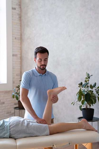 Foto gratuita cerrar fisioterapeuta ayudando al paciente