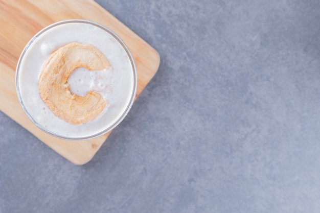 Foto gratuita cerrar foto de batido de leche de caramelo recién hecho sobre placa de madera