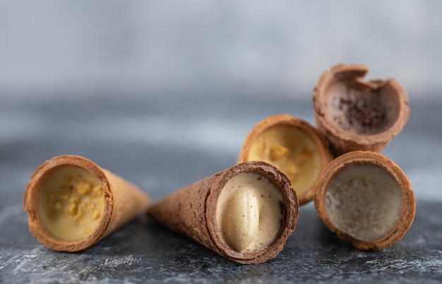 Foto gratuita cerrar foto diferentes tipos de caramelos de cono dulce