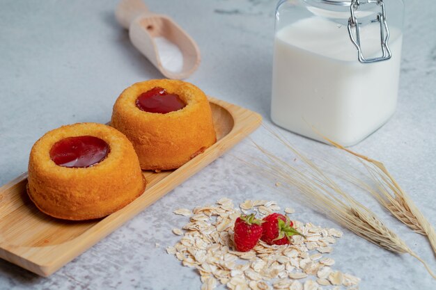 Cerrar foto de galletas caseras con avena sobre superficie gris.