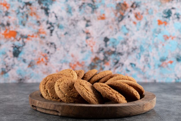 Cerrar foto de galletas caseras frescas en bandeja de madera. Delicioso refrigerio.