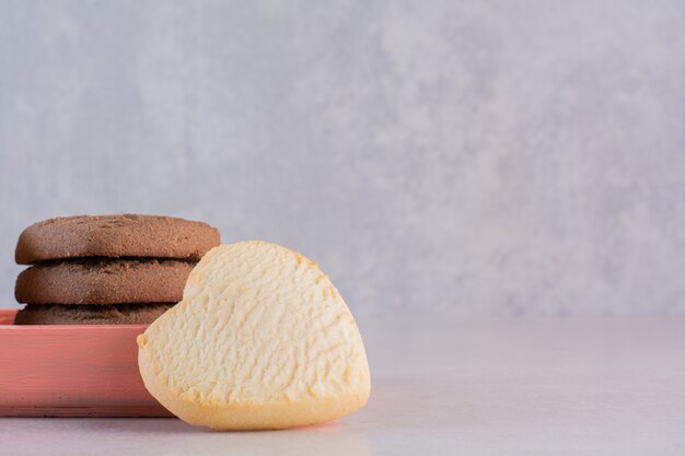 Cerrar foto de galletas frescas en forma de corazón