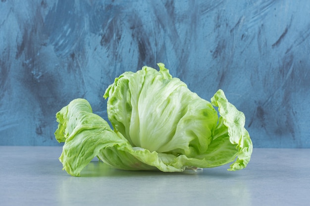 Cerrar una foto Hojas de lechuga sobre el fondo gris.