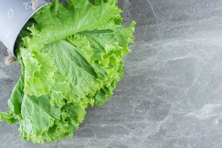 Foto gratuito cerrar foto de hojas de lechuga verde fresca.