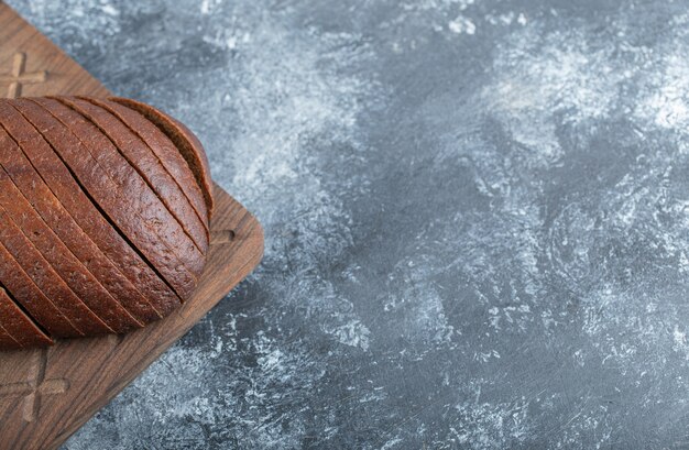 Cerrar una foto de pan de centeno de centeno integral orgánico casero. Foto de alta calidad