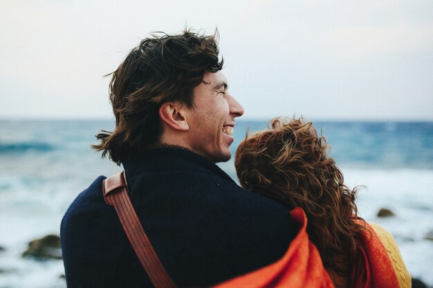 Cerrar foto de pareja desde atrás en el mar