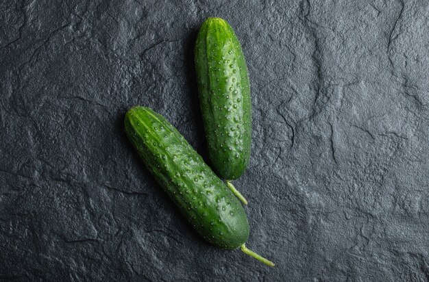 Cerrar foto de pepino fresco sobre fondo negro.