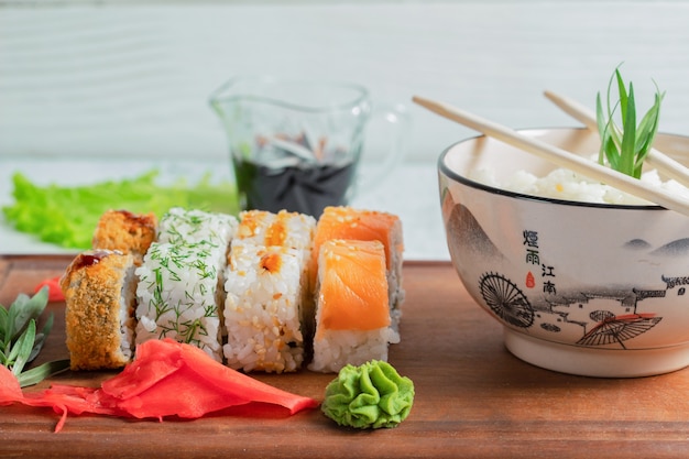 Cerrar foto de rollos de sushi con arroz.