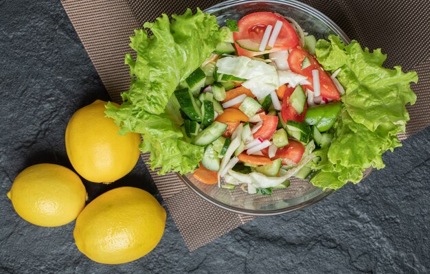 Cerrar una foto de tres limón fresco con ensalada de verduras. Foto de alta calidad