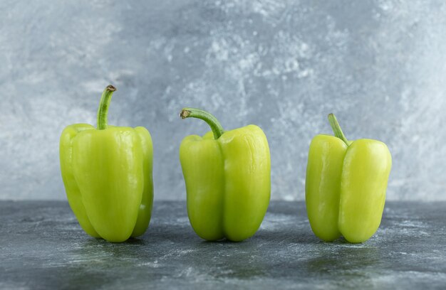 Cerrar foto de verduras frescas. pimientos verdes sobre fondo gris.