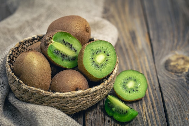 Foto gratuita cerrar fruta cortada kiwi sobre un fondo de madera de estilo rústico