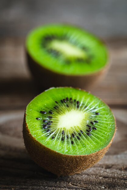 Cerrar fruta cortada kiwi sobre un fondo de madera