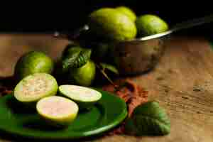 Foto gratuita cerrar las frutas de guayaba en placa