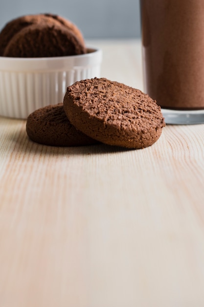 Cerrar galletas con vaso de chocolate con leche