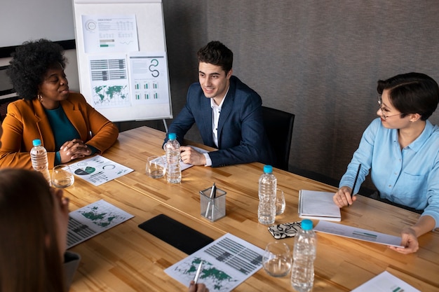 Foto gratuita cerrar gente charlando en la mesa