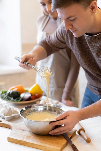 Cerrar gente cocinando juntos