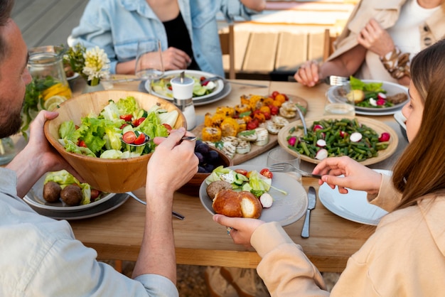 Foto gratuita cerrar gente comiendo comida deliciosa