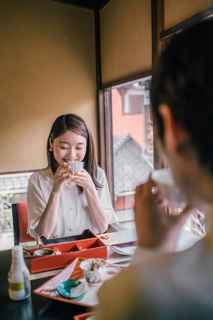 Foto gratuita cerrar gente comiendo juntos