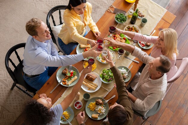 Cerrar gente comiendo juntos