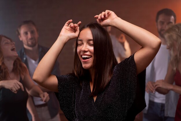 Cerrar gente divirtiéndose juntos en el club