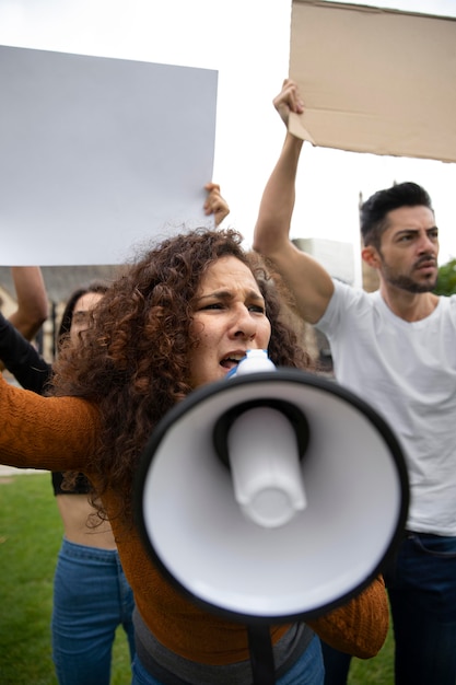 Cerrar gente enojada en protesta