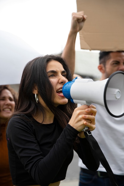 Cerrar gente enojada en protesta