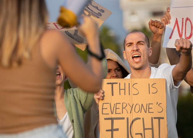 Cerrar gente enojada en protesta