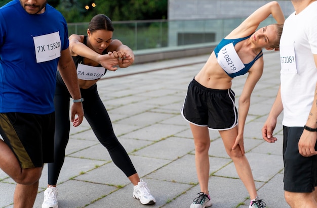 Foto gratuita cerrar gente entrenando juntos