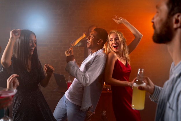 Cerrar gente feliz con bebidas en el bar