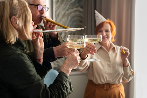 Foto gratuita cerrar gente feliz celebrando con bebidas