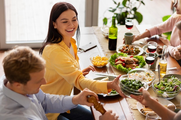 Cerrar gente feliz con comida sabrosa