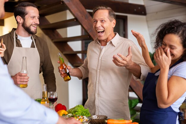 Cerrar gente feliz con comida