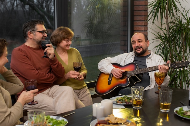 Foto gratuita cerrar gente feliz con música de guitarra