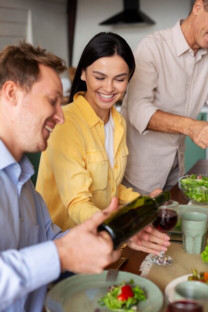 Cerrar gente feliz con vino