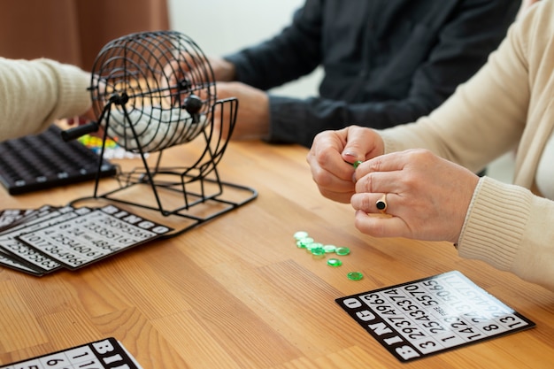 Foto gratuita cerrar gente jugando bingo