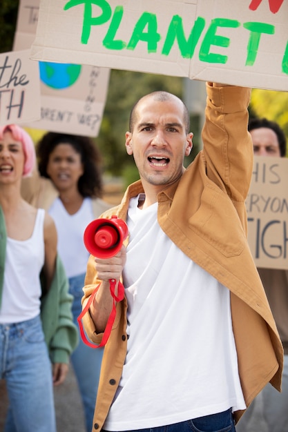 Cerrar gente protestando juntos