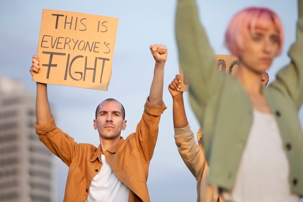 Cerrar gente protestando juntos