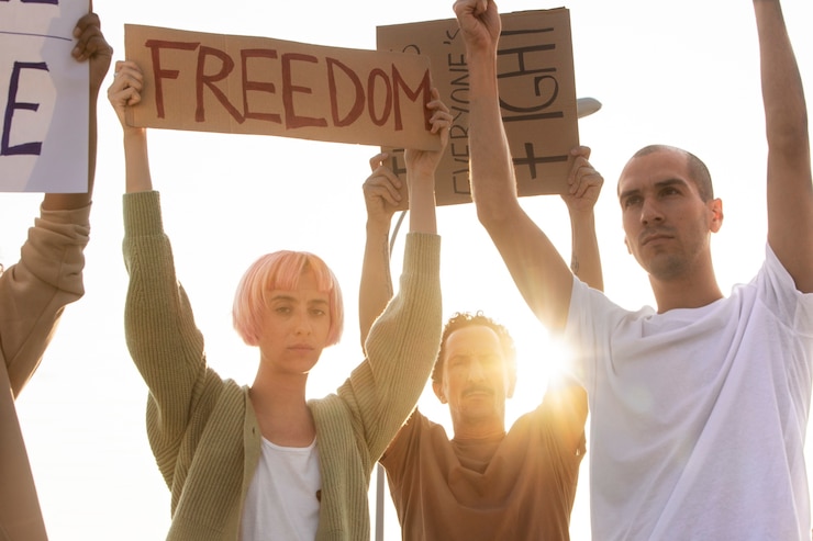 Foto gratuito cerrar gente protestando juntos