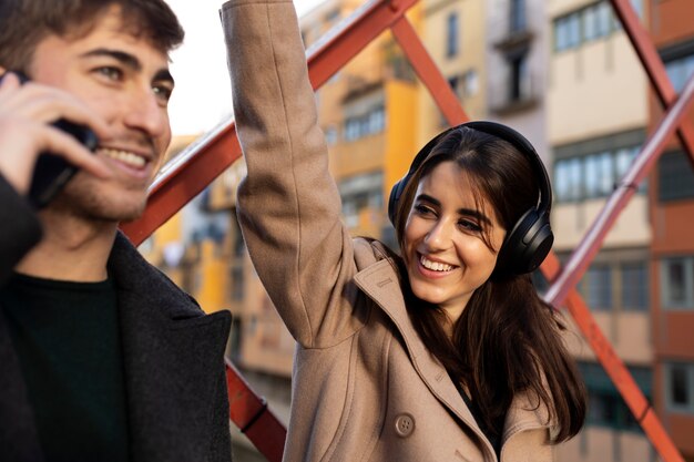 Cerrar gente sonriente al aire libre