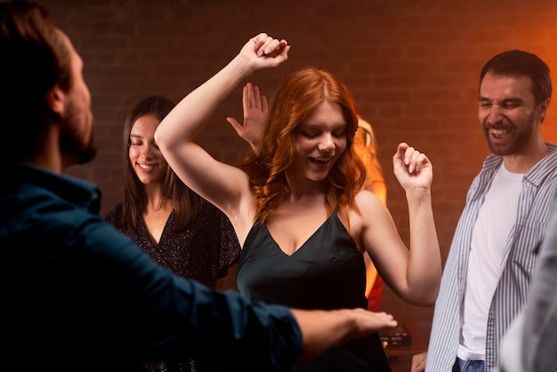 Cerrar gente sonriente bailando