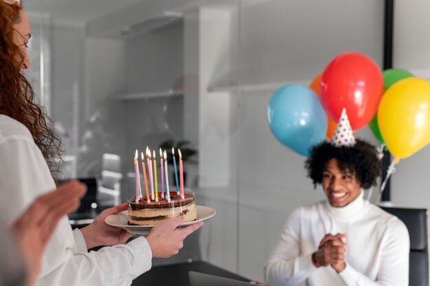 Cerrar gente sonriente celebrando cumpleaños