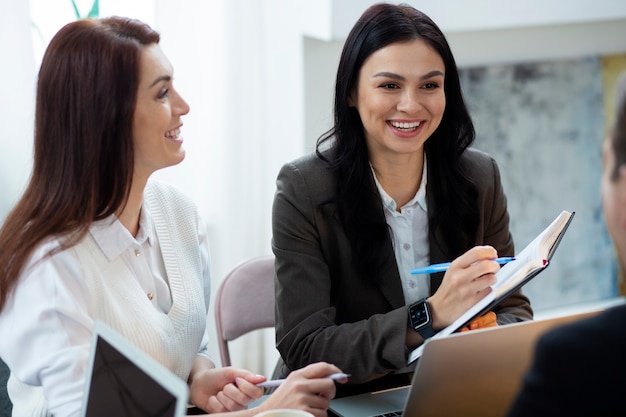 Foto gratuita cerrar gente sonriente charlando en el trabajo