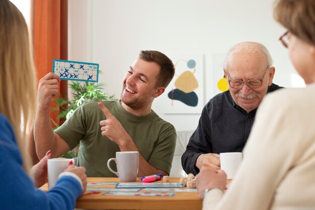 Cerrar gente sonriente jugando bingo