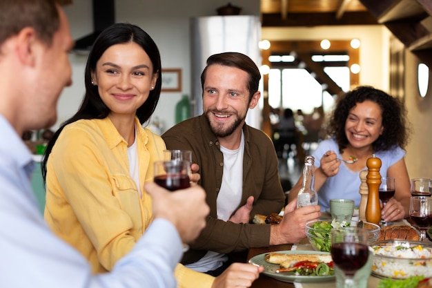 Foto gratuita cerrar gente sonriente juntos