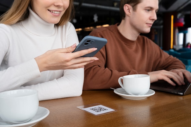 Cerrar gente sonriente en el restaurante