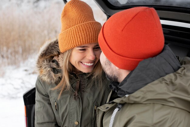 Cerrar gente sonriente tiempo de invierno